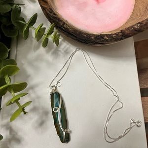 POLISHED BLUE GREEN AGATE AND SILVER PLATED NECKLACE